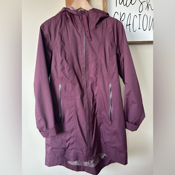 Size 8 (snug) Lululemon Rain Waterproof Jacket - Picture 1 of 9